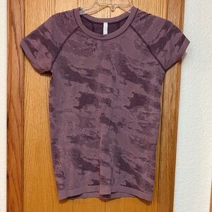 Athleta Momentum Seamless Tee Camo Purple Plum